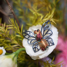 蜀锦双蕾蜜蜂胸针