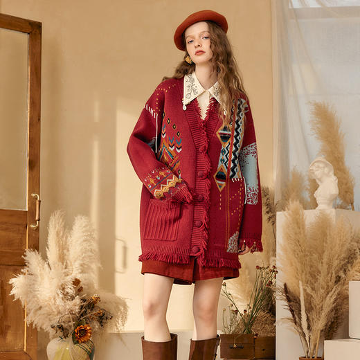 两三事 北岛环游2024冬新款复古流苏费尔岛提花毛衣外套女中长款 商品图3