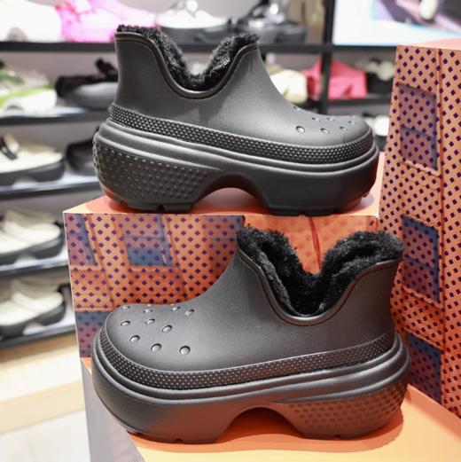 CROCS 黑/黑 雪屋短靴 210673-060 商品图1