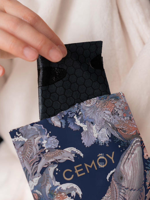 CEMOY 南极冰川黑面膜  提升水润度，淡化动态纹  紧致提升，提高肌肤弹性    面膜朝外的一侧封闭，精华不蒸发  朝内一侧精华只向肌肤渗透，不反吸水 商品图0