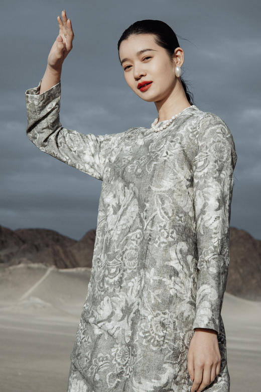 绽放旅行女装718朵/亚麻棉水墨设计感提花叠穿短款印花长袖连衣裙 商品图5