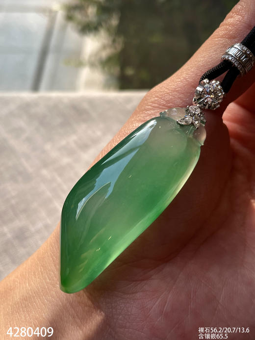 高冰种艳绿福瓜吊坠【4280409】具体价格微信咨询 商品图1