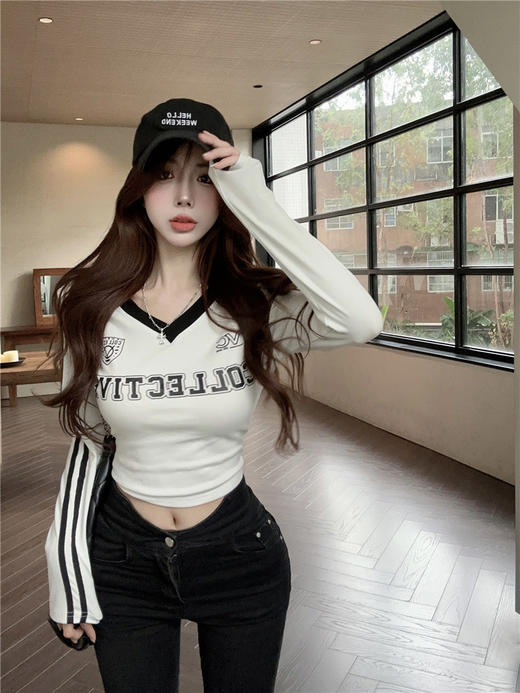 【秋日上新，美式复古长袖T恤女款，舒适纯棉材质】纯棉美式辣妹复古长袖T恤 女早秋设计感撞色V领露脐短款打底衫上衣-QQ 商品图2