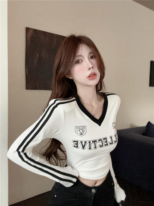 【秋日上新，美式复古长袖T恤女款，舒适纯棉材质】纯棉美式辣妹复古长袖T恤 女早秋设计感撞色V领露脐短款打底衫上衣-QQ 商品图3