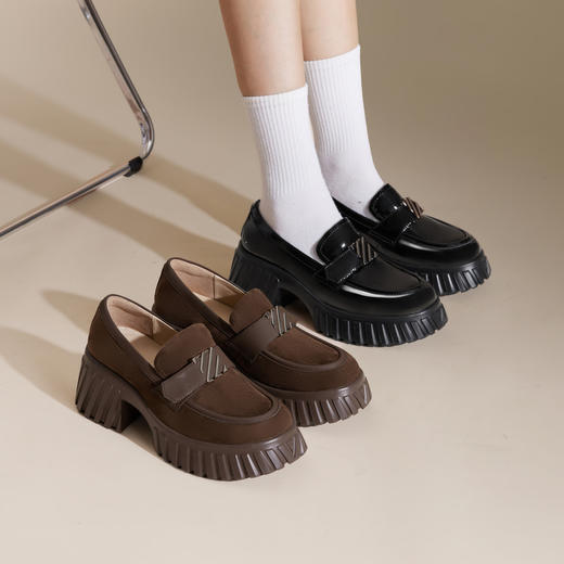千百度复古漆皮厚底乐福鞋女款秋季深口黑色小皮鞋增高A24406380 商品图1