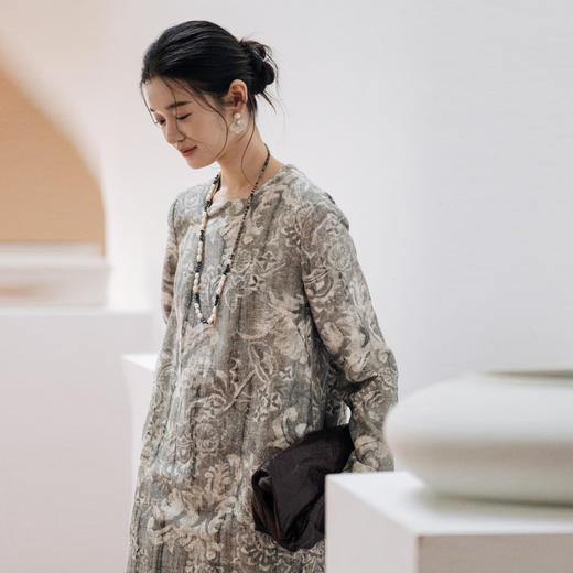 绽放旅行女装718朵/亚麻棉水墨设计感提花叠穿短款印花长袖连衣裙 商品图1