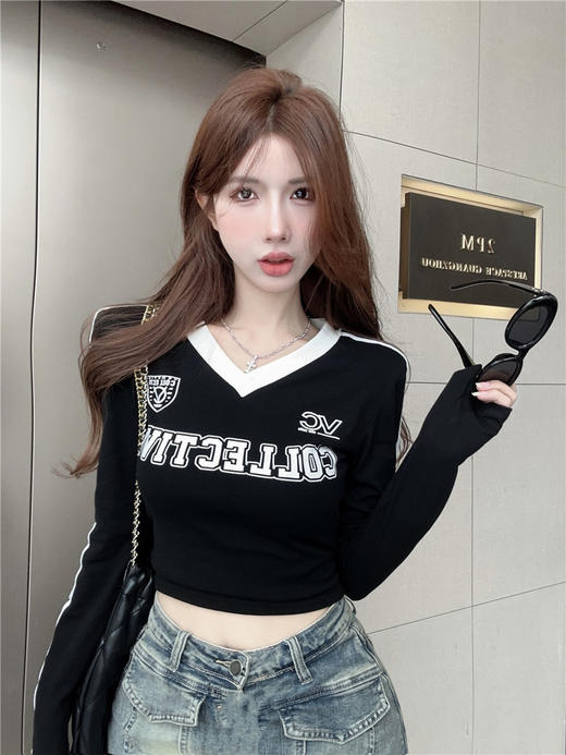 【秋日上新，美式复古长袖T恤女款，舒适纯棉材质】纯棉美式辣妹复古长袖T恤 女早秋设计感撞色V领露脐短款打底衫上衣-QQ 商品图1
