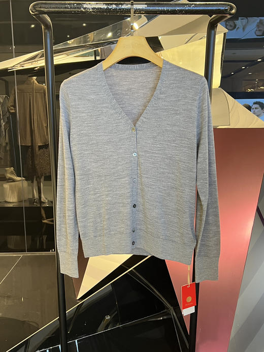 女士羊毛V领开衫 商品图1