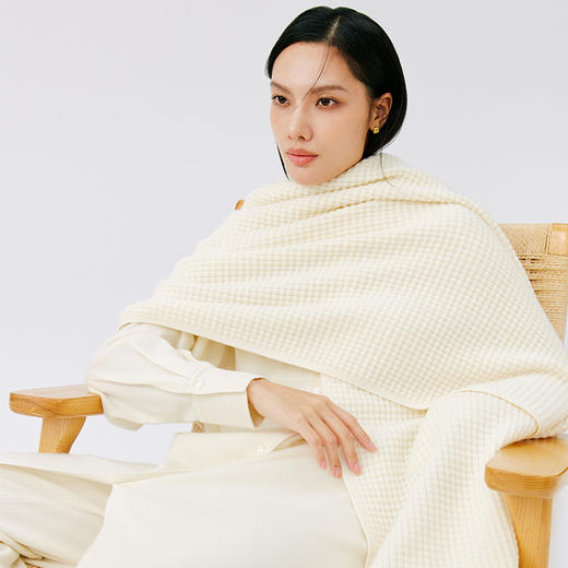 东黎 • 秀场同款 山羊绒女士秋冬华夫格流苏披肩 4380 商品图5