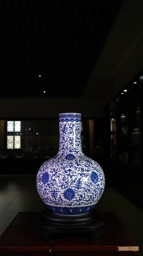 仿清乾隆青花缠枝纹天球瓶