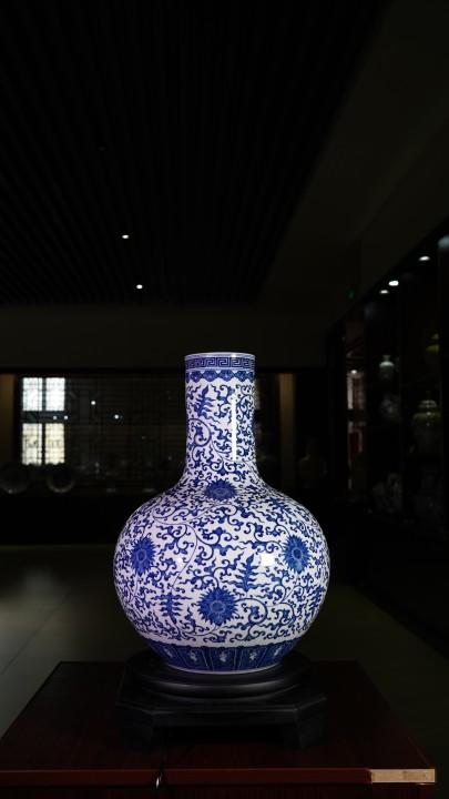 仿清乾隆青花缠枝纹天球瓶 商品图0