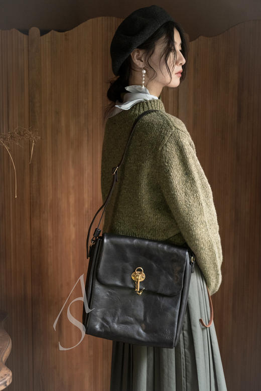 Munoz Vrandecic  黑色大号钥匙锁扣背包 商品图4