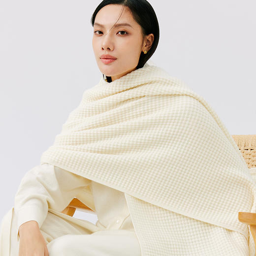 东黎 • 秀场同款 山羊绒女士秋冬华夫格流苏披肩 4380 商品图4