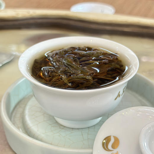 乌龙茶｜凤凰单丛·庵角蜜兰香/乌岽杏仁香，来自核心原产潮州凤凰乌岽庵角高山茶，单采单只制，茶形隽美，条索匀结，色泽乌褐蜜味纯正，花香浓郁，顺滑回甘，留香持久韵绵长～自饮馈赠商务俱佳，规格125g*1罐 商品图3