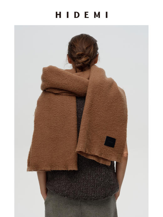 HIDEMI【辛芷蕾同款】进口羊羔绒拉毛做旧感加厚款皮标系列超大围巾披肩 驼色/黑色 商品图9