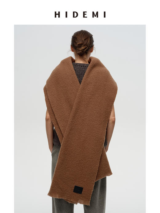 HIDEMI【辛芷蕾同款】进口羊羔绒拉毛做旧感加厚款皮标系列超大围巾披肩 驼色/黑色 商品图10