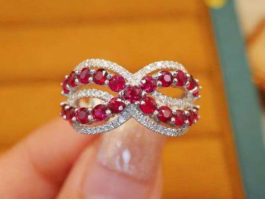 523252 红宝石戒指
石重：1.35ct，总重：4.07g，钻石：0.246ct/82颗，圈口：14号
18K白金，真金真钻石💎
超值价💰5280 #优石客珠宝 商品图0