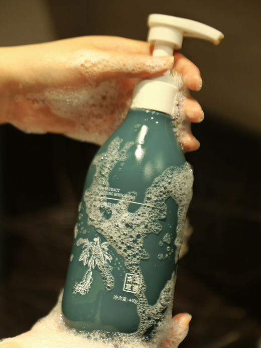 【定制系列】绿色草本洗发水/沐浴露，多种中草药植物活性萃取，配方首位就是#人参精华萃取，能快速渗透发根，✅被头皮吸收，从根开始护发很多姐妹反馈洗完头发，像做了个SAP一样^_^ 商品图1