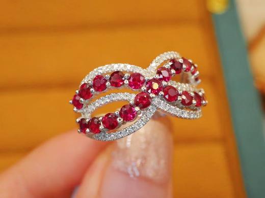 523252 红宝石戒指
石重：1.35ct，总重：4.07g，钻石：0.246ct/82颗，圈口：14号
18K白金，真金真钻石💎
超值价💰5280 #优石客珠宝 商品图1