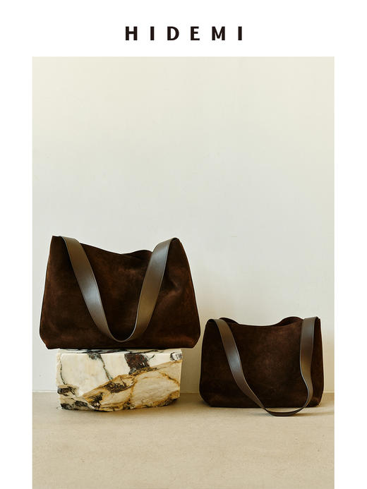 HIDEMI 【辛芷蕾同款】进口麂皮宽肩带可拆卸子母内袋式长肩带多种背法tote托特系列水桶包 小号/大号 芝麻色/深咖啡 商品图0