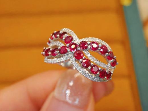 523252 红宝石戒指
石重：1.35ct，总重：4.07g，钻石：0.246ct/82颗，圈口：14号
18K白金，真金真钻石💎
超值价💰5280 #优石客珠宝 商品图2