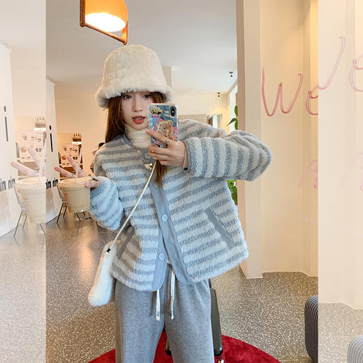 <曾小咸推荐>【奶FUFU蓝白条纹毛毛外套 商品图0