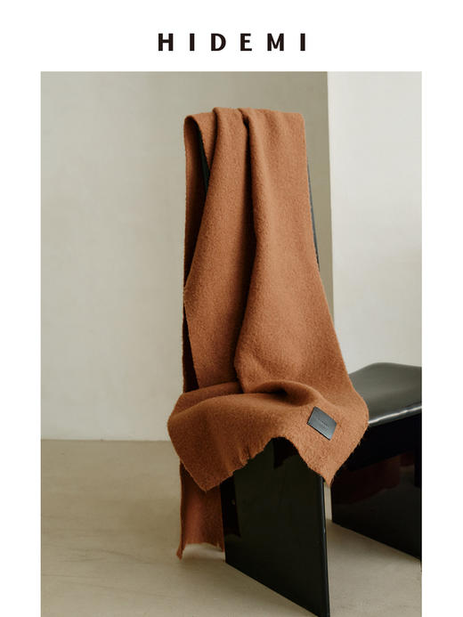 HIDEMI【辛芷蕾同款】进口羊羔绒拉毛做旧感加厚款皮标系列超大围巾披肩 驼色/黑色 商品图6