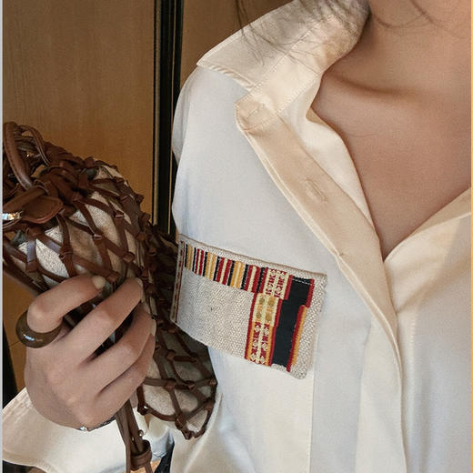 【顺丰包邮】12342 洛诗琳秋冬随性慵懒设计感口袋拼接刺绣衬衫10736 商品图3