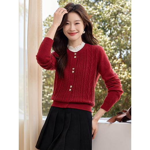 【年货节】熙世界绞花红色针织外套女秋冬2025新款高级感金属扣圆领毛衣开衫 商品图1