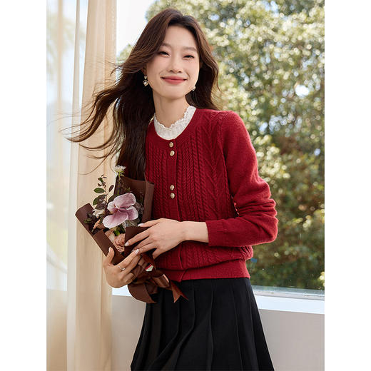 【年货节】熙世界绞花红色针织外套女秋冬2025新款高级感金属扣圆领毛衣开衫 商品图2