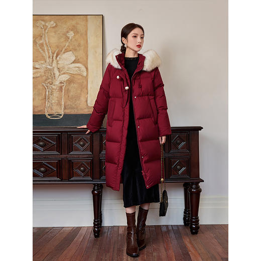 【年终特卖】熙世界可脱卸大毛领红色羽绒服长款白鸭绒保暖外套女2025冬季新款 商品图3