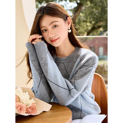【1件75折】熙世界复古菱格毛衣女宽松慵懒风套头圆领针织衫上衣2025秋冬新款 商品图2