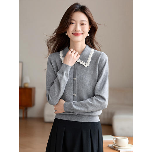 【1件75折】熙世界灰色花边织带翻领毛衣女设计感内搭打底针织衫2025秋冬新款 商品图2