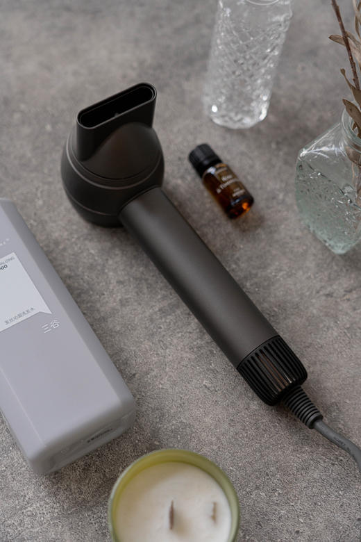 【德国🇩🇪ROLLSPE锐溪负离子吹风机】 🏆沙龙贵妇级吹发体验，戴sen超替，美人密码！  ✅德国设计奖无叶中空设计，颜值满分  ✅11万转超高速马达，5分钟速干 商品图4