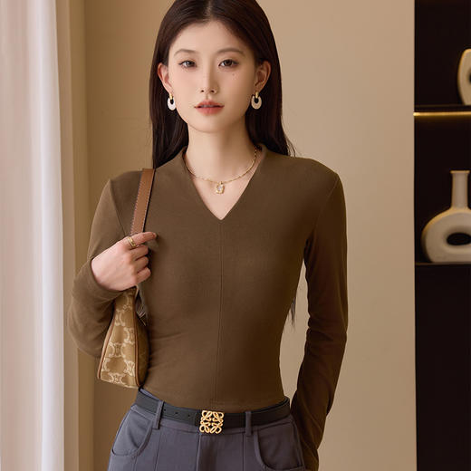【修身显瘦，优雅大方】时尚必备！气质优雅，让你成为聚光灯下的焦点。深V领设计，性感知性并存。可外穿设计感，展现独特个性。黑色打底上衣，经典百搭！ 商品图6