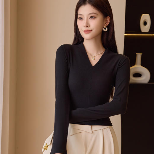 【修身显瘦，优雅大方】时尚必备！气质优雅，让你成为聚光灯下的焦点。深V领设计，性感知性并存。可外穿设计感，展现独特个性。黑色打底上衣，经典百搭！ 商品图5