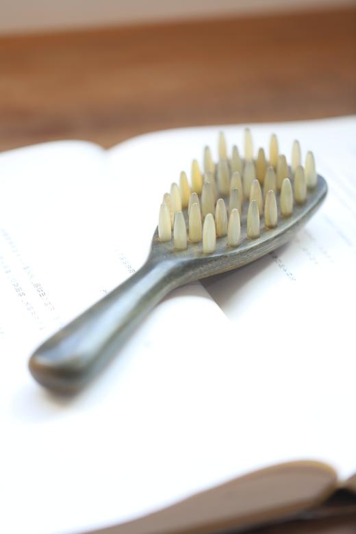 阿根廷天然原木绿檀牦牛角梳  一次抵达穴位 商品图4