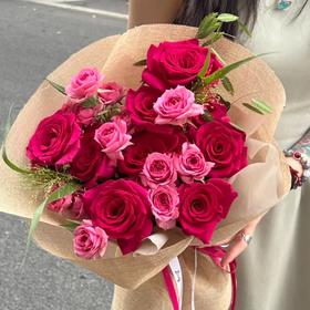 【热恋宇宙】弗洛伊德玫瑰10支+苏菲宝贝多头玫瑰5支＋小盼草2支+喷泉草2支（不含包装)