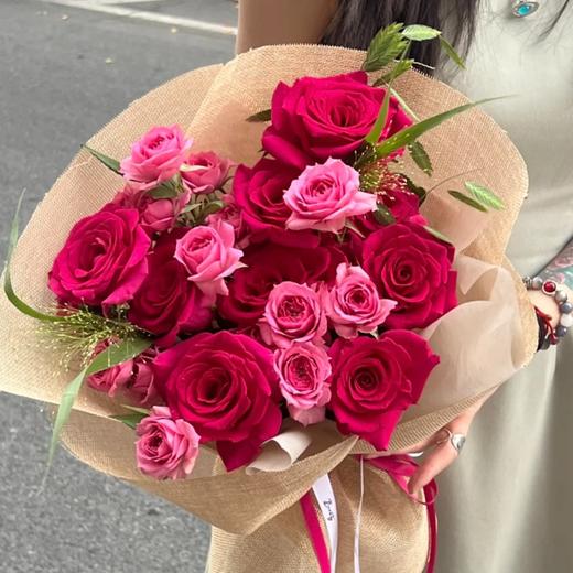 【热恋宇宙】弗洛伊德玫瑰10支+苏菲宝贝多头玫瑰5支＋小盼草2支+喷泉草2支（不含包装) 商品图0