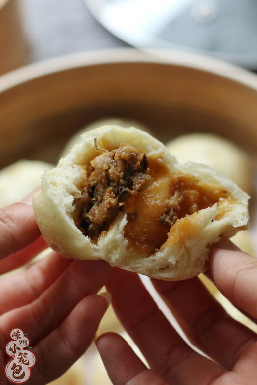 【嵊州小笼包】坚持只用当天新鲜猪后腿肉，老面发酵，拒绝泡打粉，纯手工包制而成。外皮暄软饱满，自带麦香，馅料葱香肉鲜，太绝了！【现货，72小时内发货】 商品图2