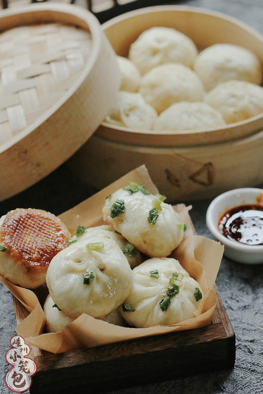 【嵊州小笼包】坚持只用当天新鲜猪后腿肉，老面发酵，拒绝泡打粉，纯手工包制而成。外皮暄软饱满，自带麦香，馅料葱香肉鲜，太绝了！【现货，72小时内发货】 商品图0