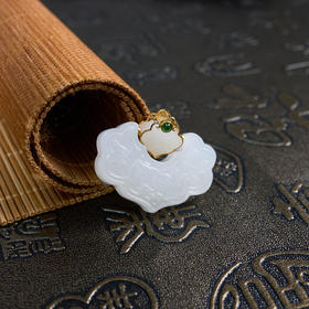 18K和田玉吊坠-如意牡丹锁约25*30mm