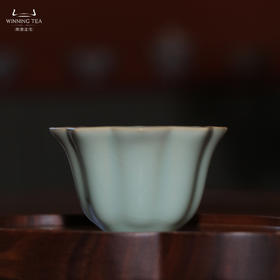 问鼎汝瓷收藏款天青玉莲杯