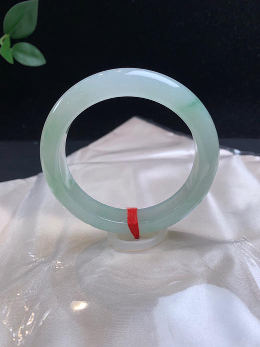 611340，54甜绿正圈手镯，12.5-7.8mm，满圈带清新甜绿色，润润的 商品图5