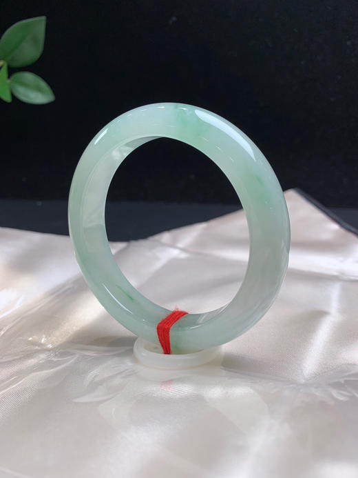 611340，54甜绿正圈手镯，12.5-7.8mm，满圈带清新甜绿色，润润的 商品图1