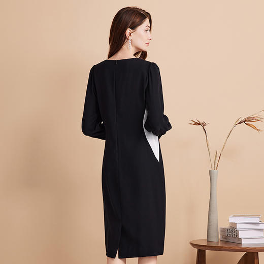 EITIE爱特爱秋季新款大气撞色腰线镂空圆领显瘦黑色连衣裙C2207014 商品图4