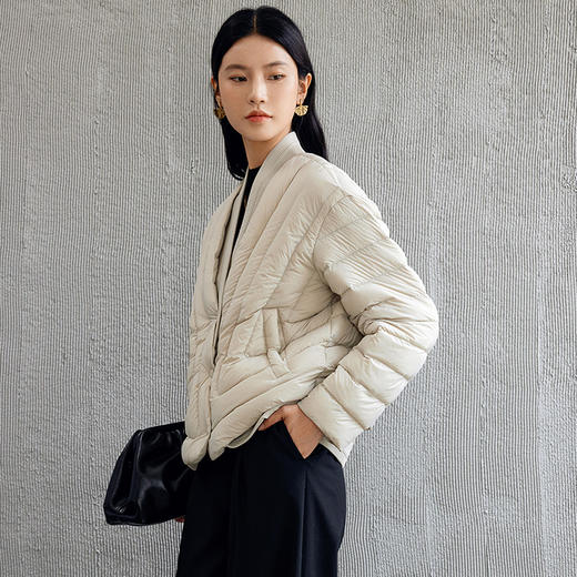 玳莎V领柔软轻薄款羽绒服女秋冬新款时尚通勤显瘦落肩袖外套  EC41301 商品图2