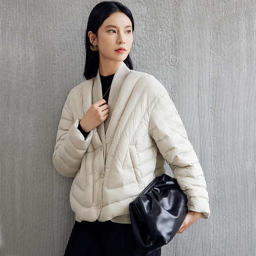 玳莎V领柔软轻薄款羽绒服女秋冬新款时尚通勤显瘦落肩袖外套  EC41301 商品图1