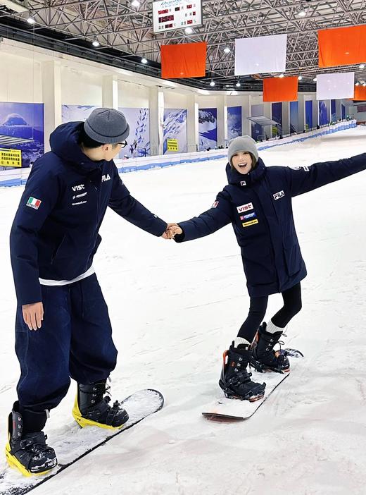 点此购买 斐乐冬季男女情侣款中长款羽绒服运动滑雪保暖羽绒服 daxu 299156 商品图5