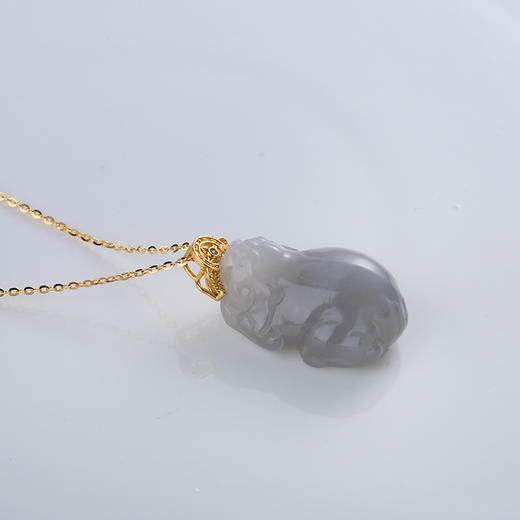 【宏艺珠宝】金蟾墨韵·18K金和田玉挂坠（默认送银s925项链） 商品图1